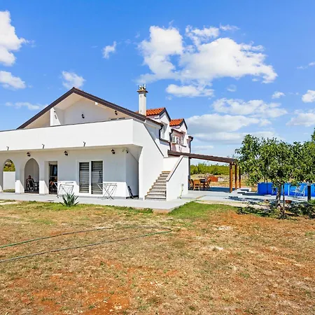 Cozy In Dragisici With Wifi 아파트 *