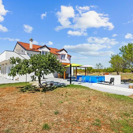 Cozy In Dragisici With Wifi