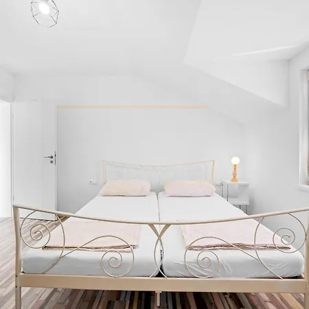 Cozy In Dragisici With Wifi 아파트 *