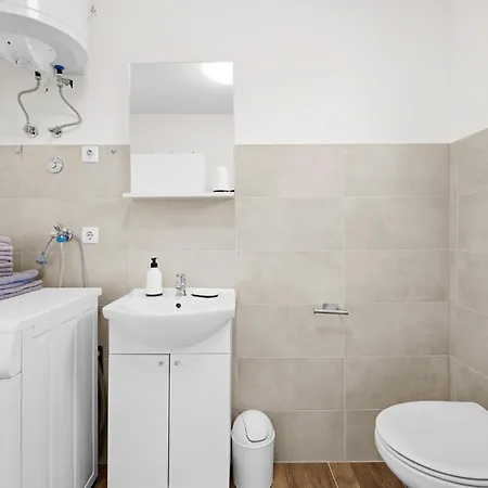 Cozy In Dragisici With Wifi 아파트 *