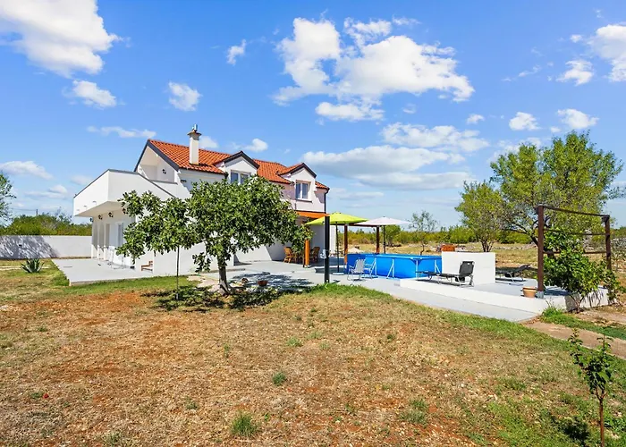 Cozy In Dragisici With Wifi